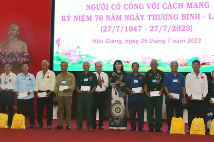 Tặng quà cho người có công cách mạng.