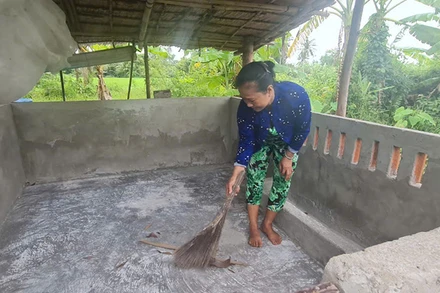 Sau khi tiêu hủy số lợn bị dịch, bà Thị Lài, ấp 7, xã Vị Tân, thành phố Vị Thanh vệ sinh chuồng chờ tái đàn.