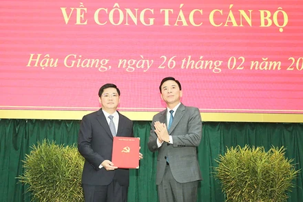 Ủy viên Trung ương Đảng, Phó Trưởng Ban Tổ chức Trung ương Đỗ Trọng Hưng trao Quyết định cho đồng chí Nguyễn Tuấn Anh.