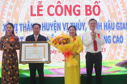 Đại diện lãnh đạo tỉnh Hậu Giang trao bằng công nhận cho đại diện xã Vị Thắng.