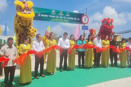 Nghi thức cắt băng khánh thành cầu Kênh Trực Thăng.