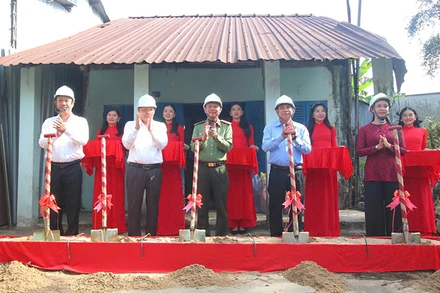 Nghi thức khởi công tại nhà bà Trần Thị Làng, khu vực 5, phường 4, thành phố Vị Thanh.