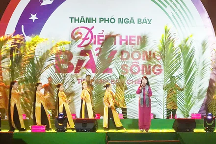 Một tiết mục trong Chương trình nghệ thuật đặc sắc “Điểm hẹn bảy dòng sông - Tình anh bán chiếu”.