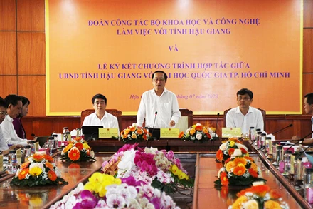 Đồng chí Huỳnh Thành Đạt, Bộ trưởng Khoa học và Công nghệ, phát biểu tại buổi làm việc