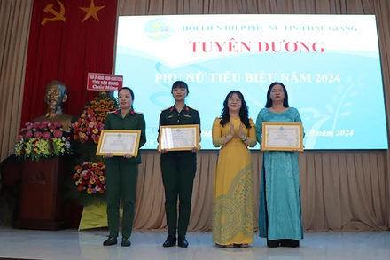 Tuyên dương phụ nữ tiêu biểu năm 2024.