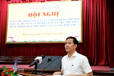 Phó Bí thư Thường trực Tỉnh ủy Hậu Giang Trần Văn Huyến phát biểu tại hội nghị.