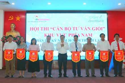 Tặng cờ lưu niệm cho các đơn vị tham gia.