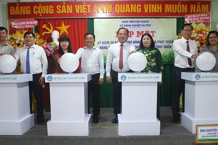 Lãnh đạo tỉnh và ngành nông nghiệp Hậu Giang thực hiện nghi thức ứng dụng phần mềm hỗ trợ chuyển đổi số của ngành nông nghiệp tỉnh.