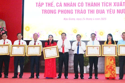 Trao Huân chương Lao động hạng Nhì cho cá nhân và tập thể.