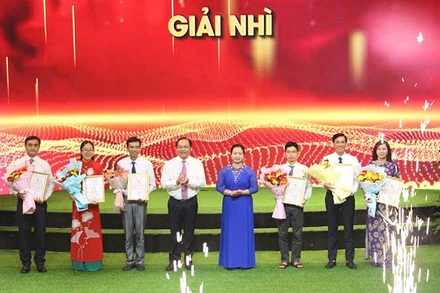 Ban Tổ chức trao giải Nhì cho các tác giả và nhóm tác giả.