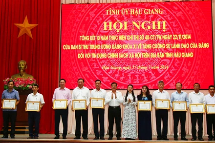 Tỉnh ủy Hậu Giang tặng bằng khen cho các tập thể có nhiều đóng góp tích cực trong thực hiện Chỉ thị số 40. 