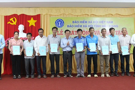 Trao tặng thẻ bảo hiểm y tế cho người dân có hoàn cảnh khó khăn.