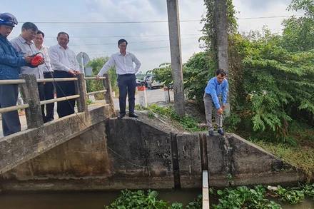 Kiểm tra độ mặn ở cống Hóc Pó, xã Lương Nghĩa, huyện Long Mỹ (Hậu Giang).