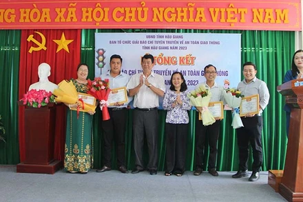 Trao thưởng cho các tác giả đạt giải Nhất ở các thể loại báo chí