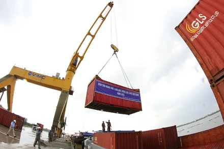 Xếp dỡ tấn hàng thứ một triệu lên tàu tại cầu cảng.