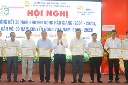 Tặng giấy khen của Giám đốc Trung tâm khuyến nông quốc gia cho các tập thể và cá nhân.