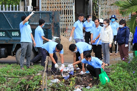 Lực lượng đoàn viên, thanh niên ra quân thu gom rác thải nhựa tại thị xã Long Mỹ, tỉnh Hậu Giang.
