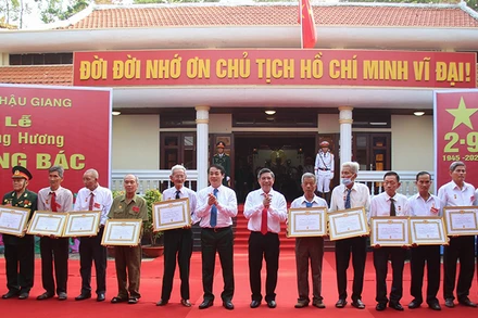 Lãnh đạo tỉnh trao Huy hiệu Đảng cho các đảng viên cao niên tuổi Đảng