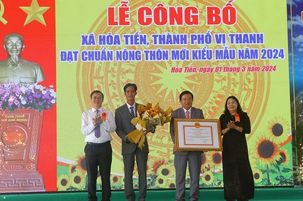 Lãnh đạo tỉnh Hậu Giang trao chứng nhận xã đạt chuẩn nông thôn mới kiểu mẫu cho xã Hỏa Tiến. 