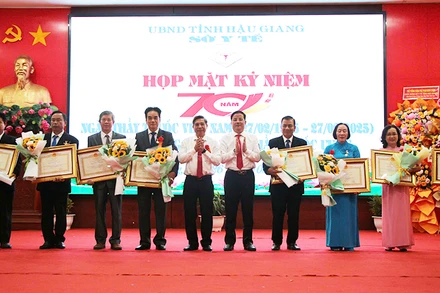 Lãnh đạo tỉnh Hậu Giang trao tặng danh hiệu Thầy thuốc ưu tú cho các cá nhân.