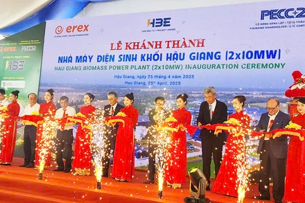 Nghi thức cắt băng khánh thành.