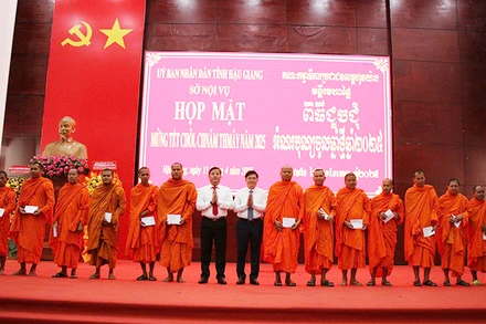 Lãnh đạo tỉnh Hậu Giang tặng quà cho các vị trụ trì đại diện 15 Chùa Nam tông Khmer trong tỉnh.