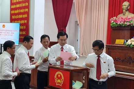 Các đại biểu bỏ phiếu tín nhiệm tại kỳ họp.