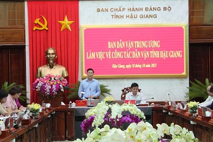 Đồng chí Đỗ Văn Phới, Phó Trưởng ban Ban Dân vận Trung ương, phát biểu tại buổi làm việc tại tỉnh Hậu Giang.