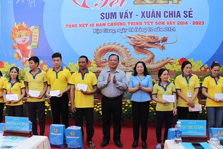 Trao 200 suất quà Tết cho công nhân, người lao động có hoàn cảnh khó khăn.