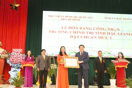 Đồng chí Nguyễn Xuân Thắng trao Bằng công nhận đạt mức 1 cho Trường Chính trị tỉnh Hậu Giang