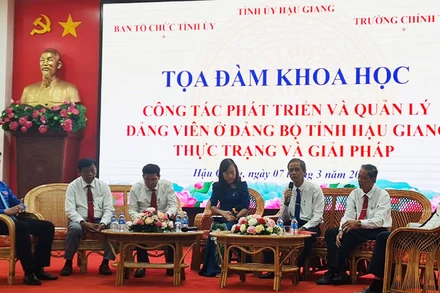 Các diễn giả trao đổi, đề xuất giải pháp nâng cao hiệu quả công tác phát triển và quản lý đảng viên.