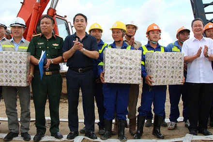 Lãnh đạo tỉnh tặng quà cho kỹ sư, công nhân thi công Dự án thành phần 3.
