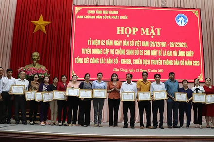 Tặng bằng khen cho các cặp vợ chồng sinh đủ 2 con một bề là gái