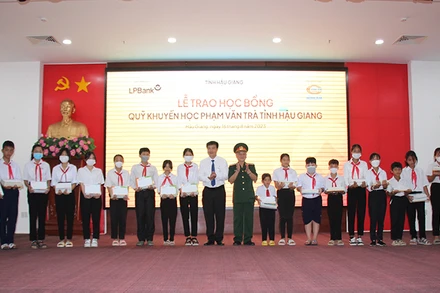 Đại tướng Phạm Văn Trà trao tặng học bổng và quà cho các em học sinh