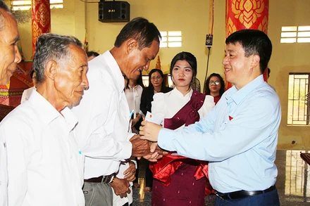 Đồng chí Y Thanh Hà Niê Kđăm tặng quà cho người có uy tín trong đồng bào dân tộc thiểu số.