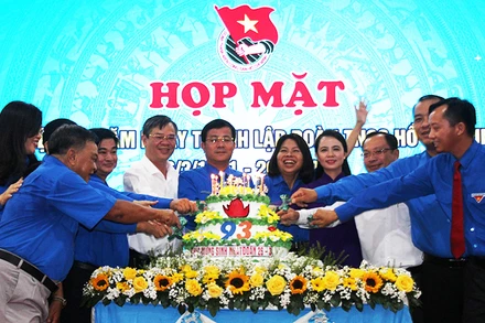 Cắt bánh kem mừng sinh nhật Đoàn.