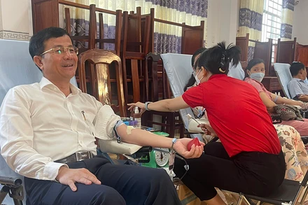 Đồng chí Trần Văn Huyến, Phó Bí thư Thường trực Tỉnh ủy, Chủ tịch Hội đồng nhân dân tỉnh Hậu Giang tham gia hiến máu tình nguyện sau lễ phát động.