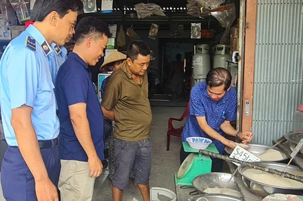 Đoàn kiểm tra lấy gạo ngâm nước để kiểm tra.