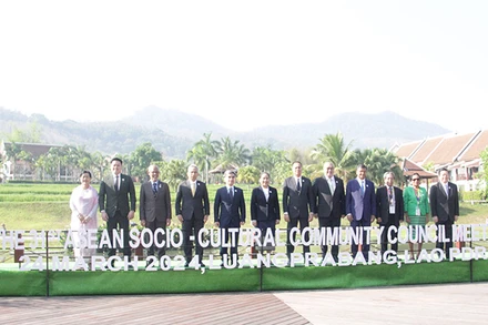 Các trưởng đoàn tham dự hội nghị chụp ảnh lưu niệm. (Ảnh: Hải Tiến)