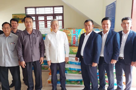 Đại diện lãnh đạo Công ty 705/Quân khu 2 bàn giao 10 tấn thóc giống cho chính quyền tỉnh Oudomxay (Lào). (Ảnh: Hải Tiến)