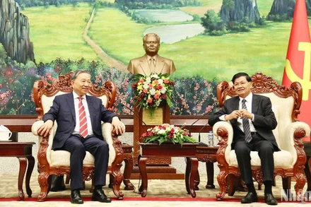 Bộ trưởng Công an Tô Lâm hội kiến Tổng Bí thư, Chủ tịch nước Lào Thongloun Sisoulith. Ảnh: Trịnh Dũng