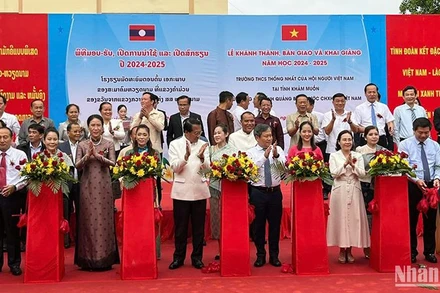 Các đại biểu cắt băng khánh thành ngôi trường. (ẢNH: HẢI TIẾN)