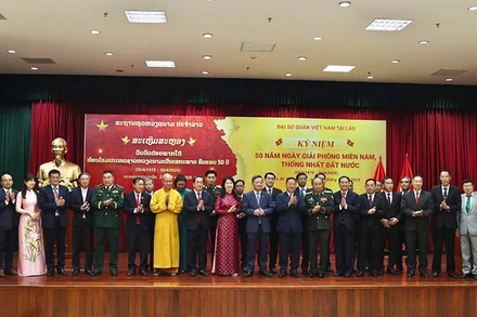 Các đại biểu chụp ảnh lưu niệm tại buổi lễ. (Ảnh: Hải Tiến)