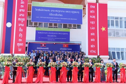 Các đại biểu cắt băng khánh thành Bệnh viện Hữu nghị Lào-Việt Nam tỉnh Xiengkhouang. (Ảnh: Trịnh Dũng)