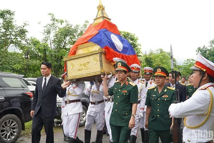 Tiễn đưa hài cốt các anh hùng liệt sĩ về với đất mẹ. (Ảnh: Hải Tiến)