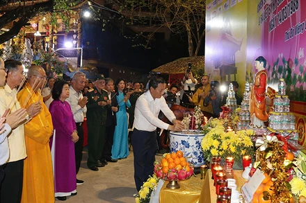 Các đại biểu dâng hương tưởng niệm các anh hùng liệt sĩ. (Ảnh: Hải Tiến)