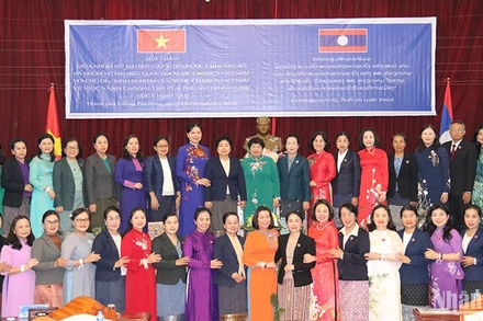 Các đại biểu tham dự Hội thảo chụp ảnh lưu niệm. Ảnh: HẢI TIẾN