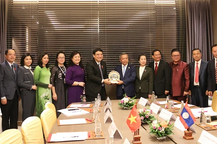 Chủ tịch Hội Hữu nghị Việt Nam-Lào Nguyễn Đắc Vinh và Chủ tịch Hội Hữu nghị Lào-Việt Nam Boviengkham Vongdala tại buổi tiếp. (Ảnh: Trịnh Dũng)