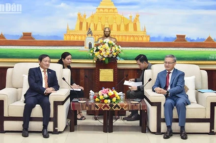 Đại sứ Nguyễn Bá Hùng và Trưởng Ban Đối ngoại Trung ương Đảng Nhân dân Cách mạng Lào Thongsavanh Phomvihane. (Ảnh: Trịnh Dũng)