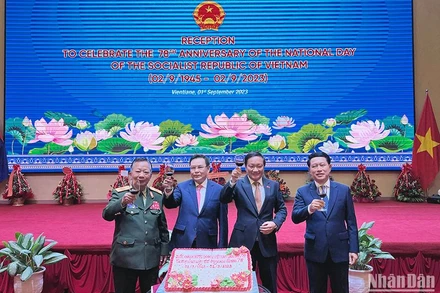 Chủ tịch Quốc hội Lào, các Phó Thủ tướng Chính phủ Lào cùng Đại sứ Nguyễn Bá Hùng nâng ly chúc mừng 78 năm Quốc khánh Việt Nam. (Ảnh: Trịnh Dũng)